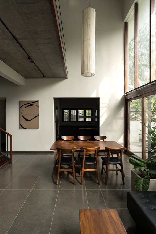 Residência Borda Infinita / TROPICAL TONES - Fotografia de Interiores, Sala de Jantar, Madeira, Iluminação, Mesa, Cadeira, Vidro