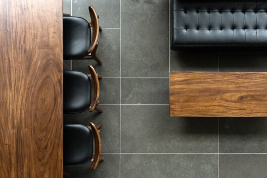 Residência Borda Infinita / TROPICAL TONES - Fotografia de Interiores, Banheiro, Madeira, Cadeira