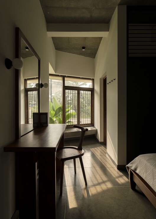 Residência Borda Infinita / TROPICAL TONES - Fotografia de Interiores, Madeira, Iluminação, Cadeira