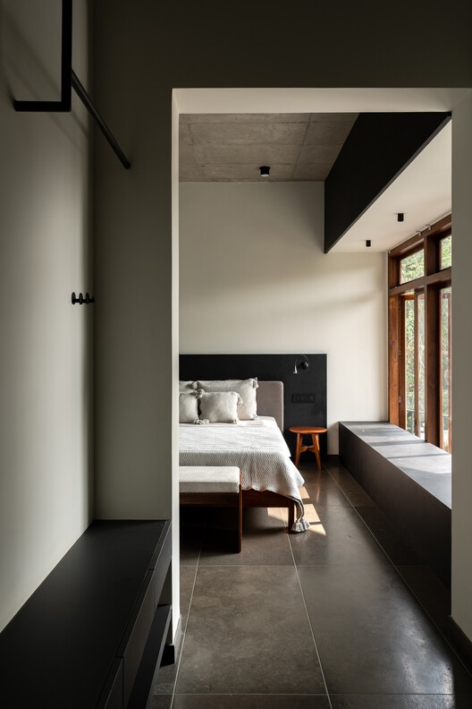 Residência Borda Infinita / TROPICAL TONES - Fotografia de Interiores, Dormitório, Madeira, Iluminação, Vidro