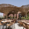 How Environments Shape Outdoor Dining Spaces: 24 Architectural Approaches - 1 的图像 4