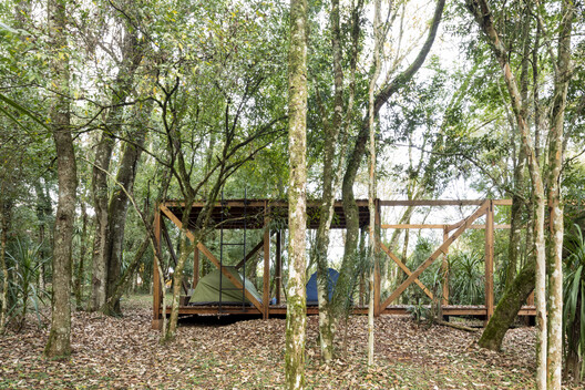 Parque Provincial Urugua-í: amplificadores de paisaje / ENNE Arquitectura - Fotografía exterior, Madera, Bosque
