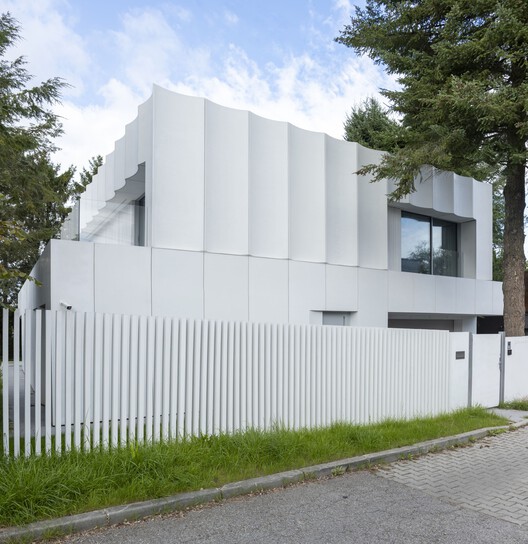House in White / UCEES - Exterior Photography, Concrete
