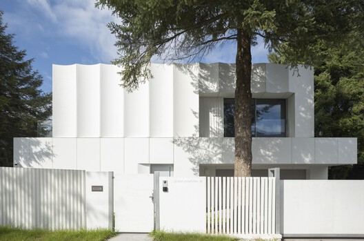 House in White / UCEES