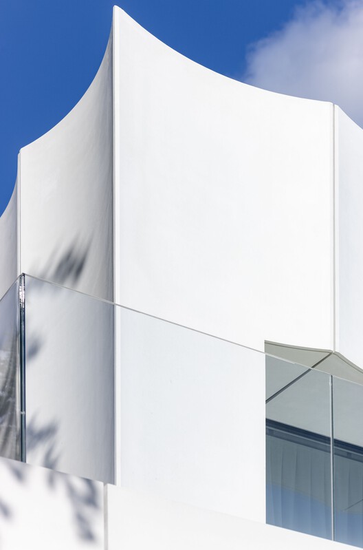 House in White / UCEES - Exterior Photography