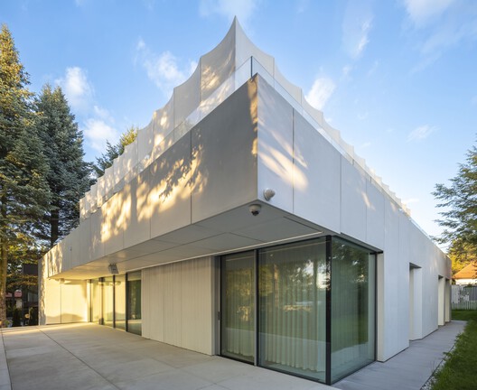 House in White / UCEES - Exterior Photography