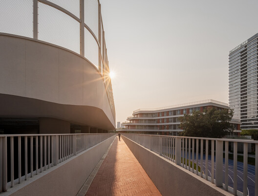 厦门市厦门大学附属科技中学五缘校区 / ONENESS STUDIO - 室内图, 楼梯, 阳台