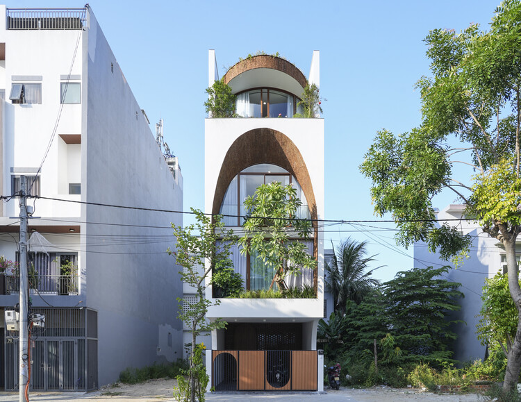 Vietnam’s Tube Houses: Architectural Strategies Under 100 m² - Featured Image