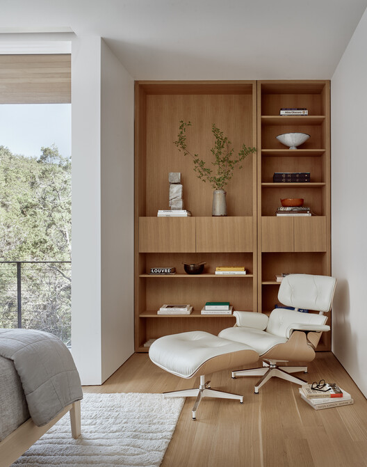 Falcon Ledge Residence / Alterstudio Architecture - Interior Photography, Living Room, Shelving, Wood, Lighting