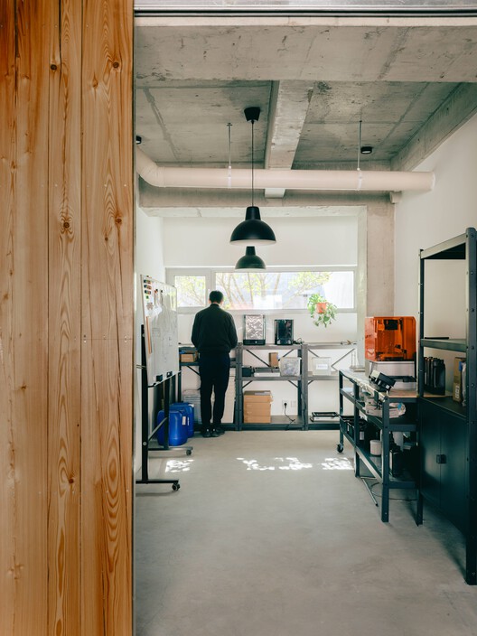 雪山村住宅 / 大料建筑 - 室内图, 木头, 灯, 椅子