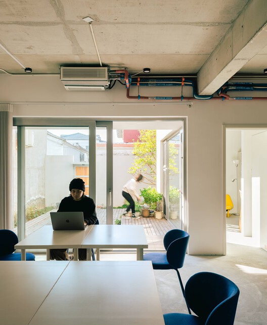 雪山村住宅 / 大料建筑 - 室内图, 桌子, 椅子, 灯