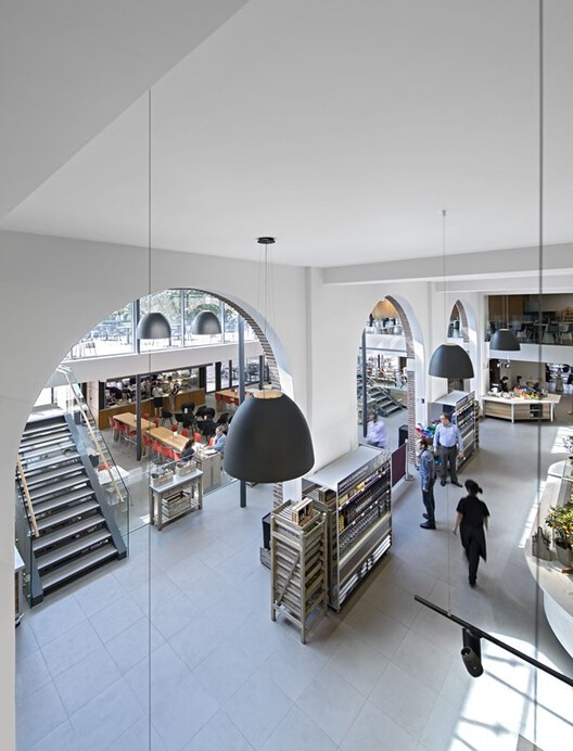 How Environments Shape Outdoor Dining Spaces: 24 Architectural Approaches - Image 28 of 40