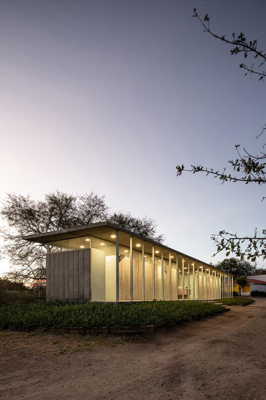 Servicios de Salud Parque Metropolitano / estrategia-a - fotografía exterior, madera