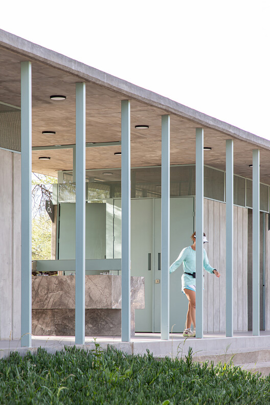 Servicios Sanitarios Parque Metropolitano / estrategia-a - fotografía de interiores, concreto