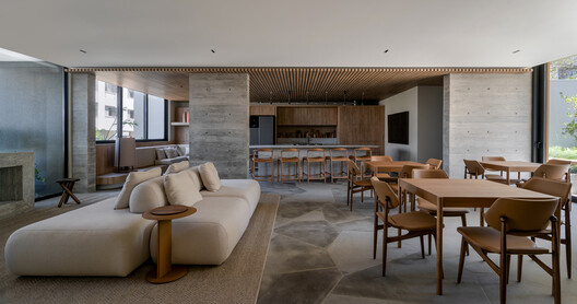 Edifício Flora / IDEIA1 - Fotografia de Interiores, Sala de Estar, Madeira, Cadeira, Concreto