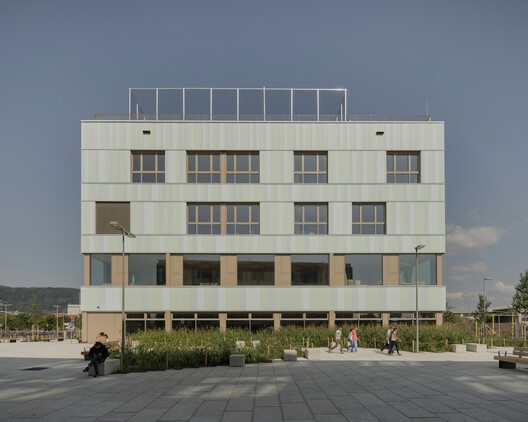 AHS Reininghaus Escuela Secundaria / j-c-k AHS Reininghaus Escuela Secundaria / j-c-k - Fotografía exterior, Fachada