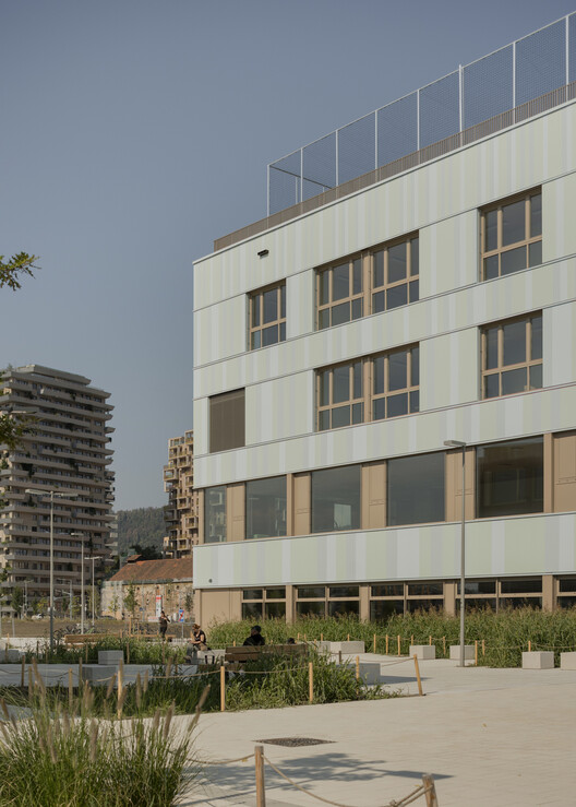 AHS Reininghaus Escuela Secundaria / j-c-k AHS Reininghaus Escuela Secundaria / j-c-k - Fotografía exterior, Fachada, Balcón