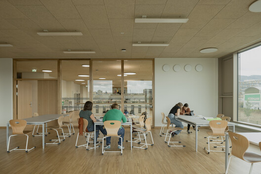 AHS Reininghaus Escuela Secundaria / j-c-k AHS Reininghaus Escuela Secundaria / j-c-k - Fotografía interior, Madera, Mesas, Sillas