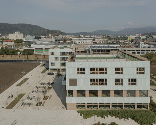 AHS Reininghaus Escuela Secundaria / j-c-k AHS Reininghaus Escuela Secundaria / j-c-k - Fotografía exterior