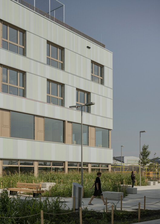 AHS Reininghaus Escuela Secundaria / j-c-k AHS Reininghaus Escuela Secundaria / j-c-k - Fotografía exterior