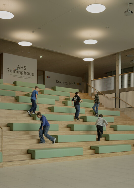 AHS Reininghaus Escuela Secundaria / j-c-k AHS Reininghaus Escuela Secundaria / j-c-k - Fotografía interior, Escaleras