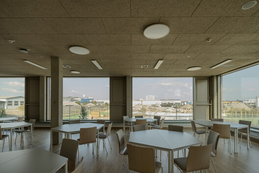 AHS Reininghaus Escuela Secundaria / j-c-k AHS Reininghaus Escuela Secundaria / j-c-k - Fotografía interior, Comedor, Madera, Sillas