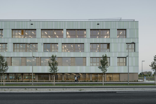 AHS Reininghaus Escuela Secundaria / j-c-k AHS Reininghaus Escuela Secundaria / j-c-k - Fotografía exterior