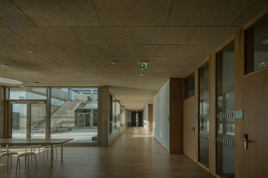 AHS Reininghaus Escuela Secundaria / j-c-k AHS Reininghaus Escuela Secundaria / j-c-k - Fotografía interior, Madera, Vidrio, Concreto