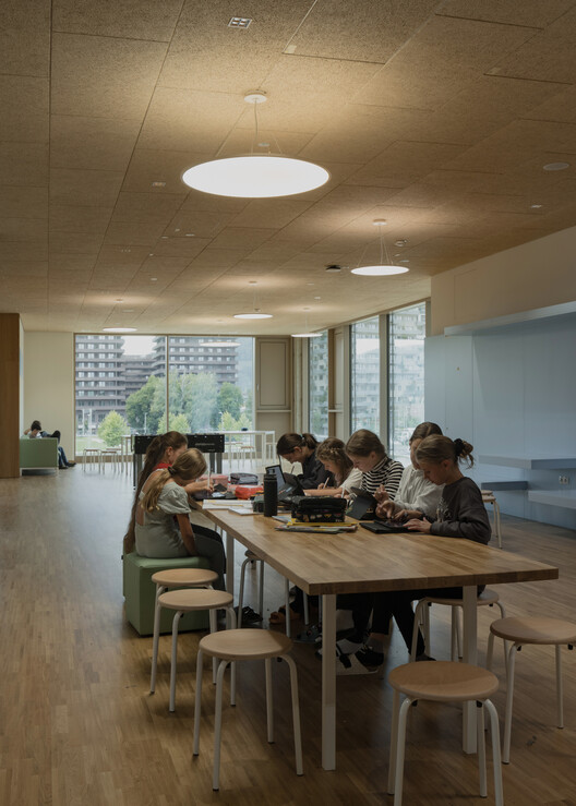 AHS Reininghaus Escuela Secundaria / j-c-k AHS Reininghaus Escuela Secundaria / j-c-k - Fotografía interior, Madera, Sillas, Mesas