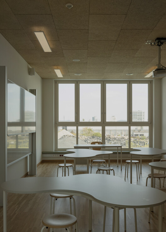 AHS Reininghaus Escuela Secundaria / j-c-k AHS Reininghaus Escuela Secundaria / j-c-k - Fotografía interior, Comedor, Madera, Iluminación, Vidrio, Sillas