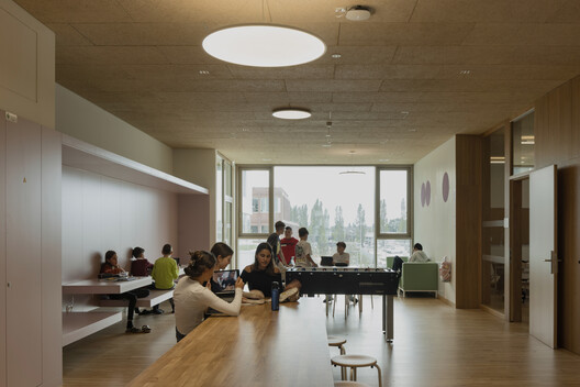 AHS Reininghaus Escuela Secundaria / j-c-k AHS Reininghaus Escuela Secundaria / j-c-k - Fotografía interior, Madera, Sillas, Mesas