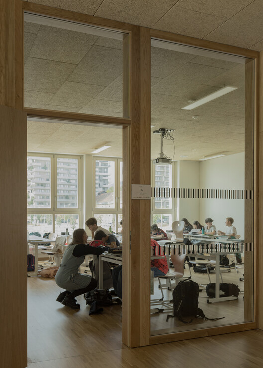 AHS Reininghaus Escuela Secundaria / j-c-k AHS Reininghaus Escuela Secundaria / j-c-k - Fotografía interior, Madera, Vidrio, Sillas