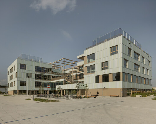 AHS Reininghaus Escuela Secundaria / j-c-k AHS Reininghaus Escuela Secundaria / j-c-k - Fotografía exterior