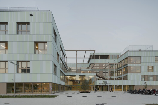 AHS Reininghaus Escuela Secundaria / j-c-k AHS Reininghaus Escuela Secundaria / j-c-k - Fotografía exterior