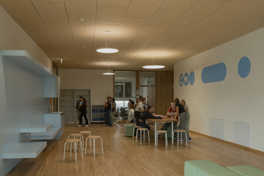 AHS Reininghaus Escuela Secundaria / j-c-k AHS Reininghaus Escuela Secundaria / j-c-k - Fotografía interior, Iluminación, Sillas