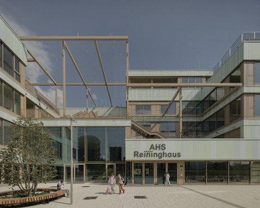 AHS Reininghaus Escuela Secundaria / j-c-k AHS Reininghaus Escuela Secundaria / j-c-k - Fotografía exterior