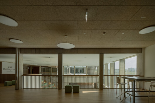 AHS Reininghaus Escuela Secundaria / j-c-k AHS Reininghaus Escuela Secundaria / j-c-k - Fotografía interior, Madera, Vidrio, Sillas