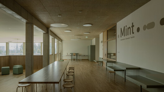 AHS Reininghaus Escuela Secundaria / j-c-k AHS Reininghaus Escuela Secundaria / j-c-k - Fotografía interior, Comedor, Madera, Sillas