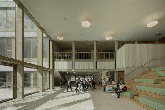 AHS Reininghaus Escuela Secundaria / j-c-k AHS Reininghaus Escuela Secundaria / j-c-k - Fotografía interior, Vidrio, Concreto