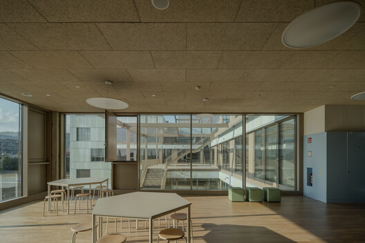 AHS Reininghaus Escuela Secundaria / j-c-k AHS Reininghaus Escuela Secundaria / j-c-k - Fotografía interior, Madera, Vidrio