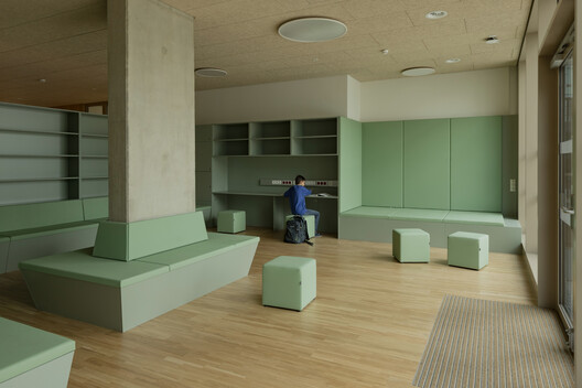 AHS Reininghaus Escuela Secundaria / j-c-k AHS Reininghaus Escuela Secundaria / j-c-k - Fotografía interior, Madera, Estanterías, Sillas