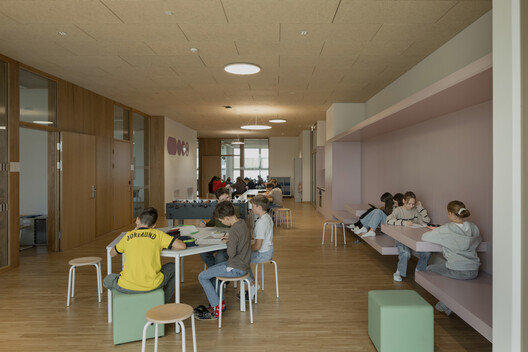 AHS Reininghaus Escuela Secundaria / j-c-k AHS Reininghaus Escuela Secundaria / j-c-k - Fotografía interior, Comedor, Sillas