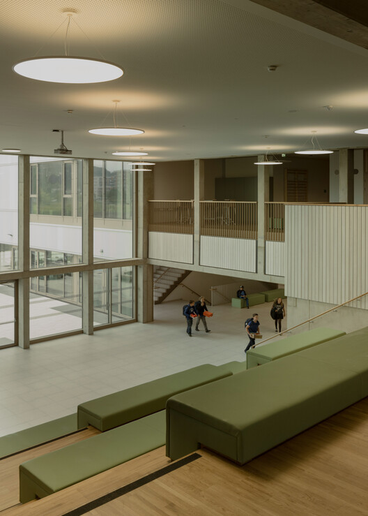 AHS Reininghaus Escuela Secundaria / j-c-k AHS Reininghaus Escuela Secundaria / j-c-k - Fotografía interior, Madera, Sillas