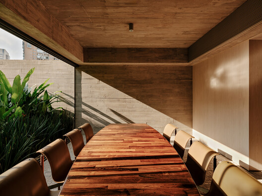 Edifício Ibaté / Studio Arthur Casas - Fotografia de Interiores, Madeira, Mesa, Cadeira