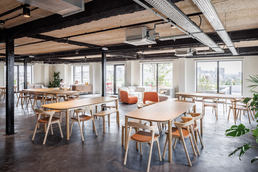 Ampliación de la Escuela 42UP / AR Studio d'Architectures Ampliación de la Escuela 42UP / AR Studio d'Architectures - Fotografía interior, Comedor, Madera, Mesas, Sillas