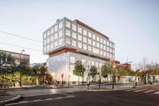 Ampliación de la Escuela 42UP / AR Studio d'Architectures Ampliación de la Escuela 42UP / AR Studio d'Architectures - Fotografía exterior, Fachada