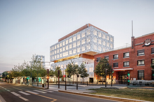 Ampliación de la Escuela 42UP / AR Studio d'Architectures Ampliación de la Escuela 42UP / AR Studio d'Architectures - Fotografía exterior, Fachada
