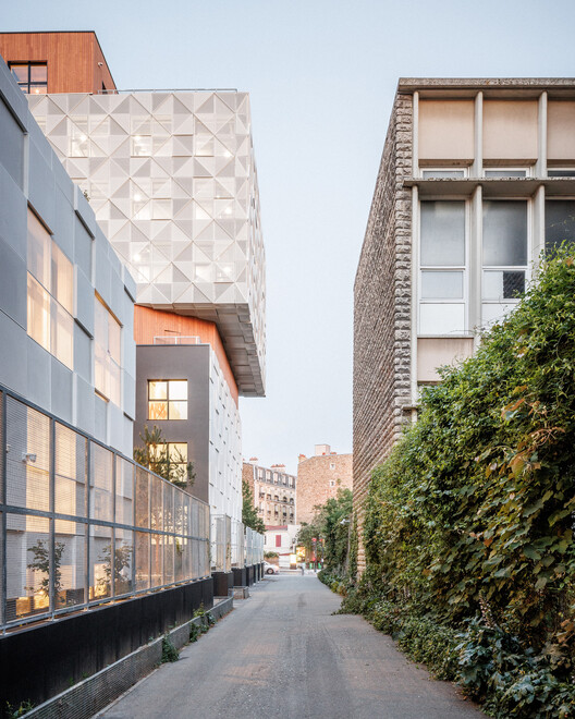 Ampliación de la Escuela 42UP / AR Studio d'Architectures Ampliación de la Escuela 42UP / AR Studio d'Architectures - Fotografía exterior, Fachada, Concreto