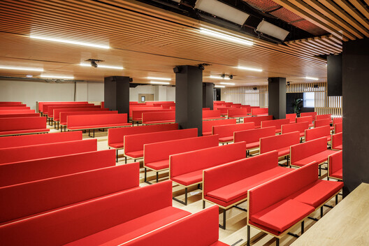 Ampliación de la Escuela 42UP / AR Studio d'Architectures Ampliación de la Escuela 42UP / AR Studio d'Architectures - Fotografía interior, Sala de estar, Iluminación, Sillas