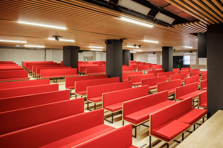 Ampliación Escolar 42UP / AR Studio d'Architectures - Fotografía de Interiores, Salón, Luces, Sillas